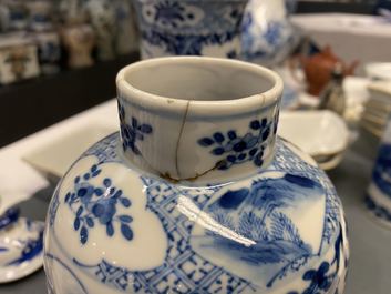 Een Chinees vijfdelig blauw-wit kaststel, Kangxi merk, 19e eeuw